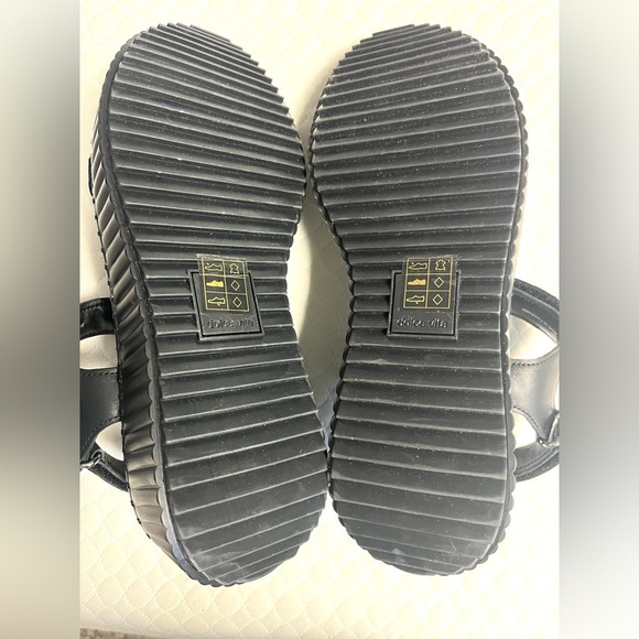 New Dolce Vita Debra Platform Sandals Midnight Black Embossed Leather
Women's 9 - Picture 5 of 9